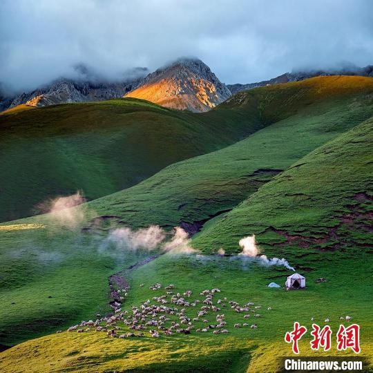 圖為作品《晨光炊煙》?！〗股?攝