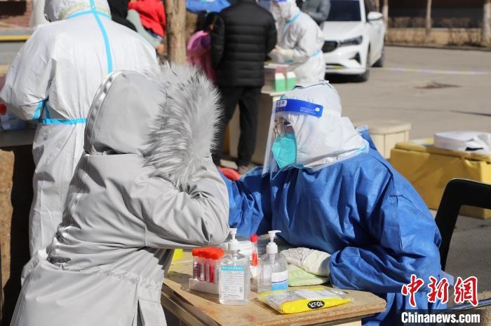 呼和浩特市民做核酸?！埩只?攝