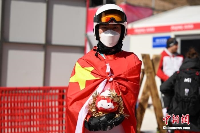 3月6日，中國選手梁景怡在賽后手捧吉祥物。當(dāng)日，北京2022年冬殘奧會殘奧高山滑雪男子超級大回轉(zhuǎn)-站姿決賽在國家高山滑雪中心舉行，中國選手梁景怡奪得冠軍。 <a target='_blank' href='/'>中新社</a>記者 劉冉陽 攝 　