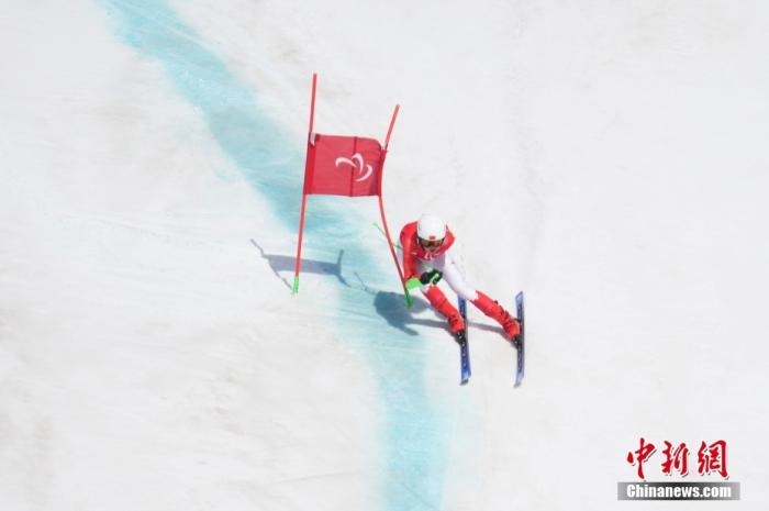 3月6日，中國選手梁景怡在比賽中。當(dāng)日，北京2022年冬殘奧會殘奧高山滑雪男子超級大回轉(zhuǎn)-站姿決賽在國家高山滑雪中心舉行，中國選手梁景怡奪得冠軍。 <a target='_blank' href='/'>中新社</a>記者 劉冉陽 攝 　