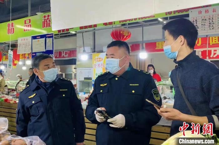 圖為執(zhí)法人員進(jìn)行調(diào)查。　李婷婷　攝