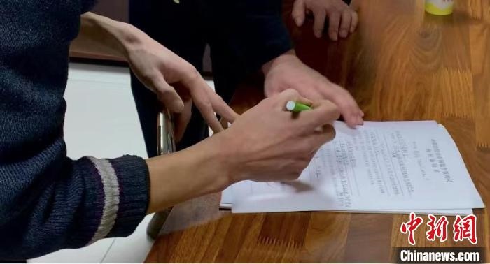 圖為現(xiàn)場(chǎng)下達(dá)詢(xún)問(wèn)通知書(shū)?！±铈面?攝