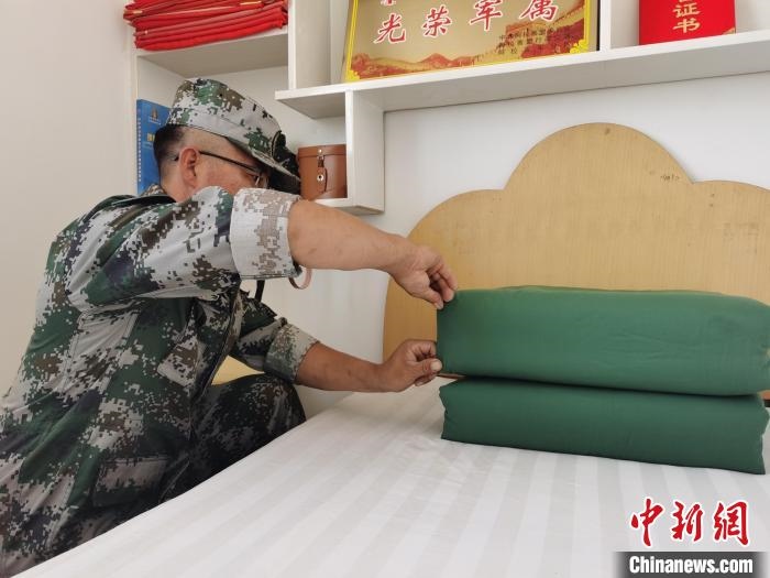 圖為謝寶民以軍人標(biāo)準(zhǔn)要求自己?！∈茉L(fǎng)者供圖