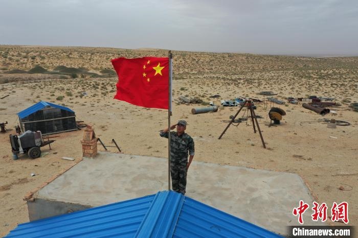 圖為每天升旗是謝寶民的必修課?！∈茉L(fǎng)者供圖