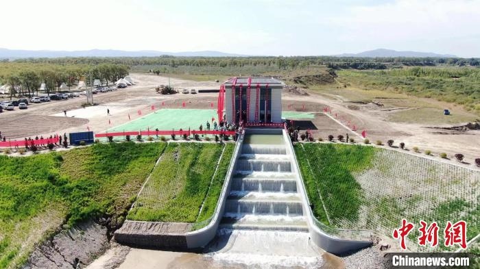 圖為生態(tài)補(bǔ)水現(xiàn)場(chǎng)。　范效孔 攝