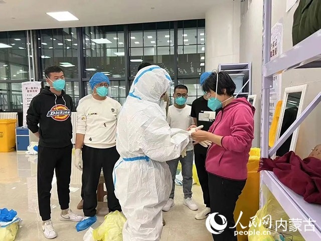 醫(yī)護人員正在方艙醫(yī)院工作。呼和浩特市第一醫(yī)院供圖