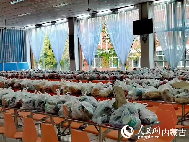 內(nèi)蒙古師范大學為返鄉(xiāng)學生準備午餐和路途上的方便食品。內(nèi)蒙古教育廳供圖