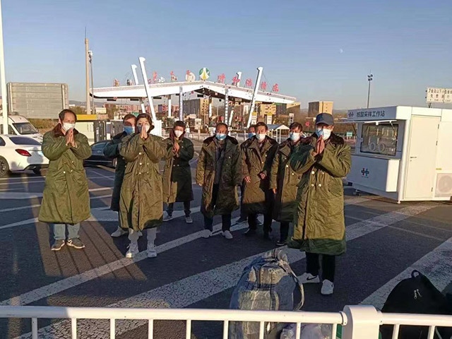 護送農(nóng)民工安全返鄉(xiāng)。賽罕區(qū)民政局供圖