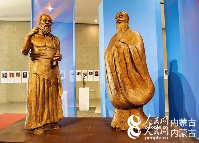 吳為山作品《神遇——孔子與蘇格拉底的對話》。實(shí)習(xí)生 楊光攝