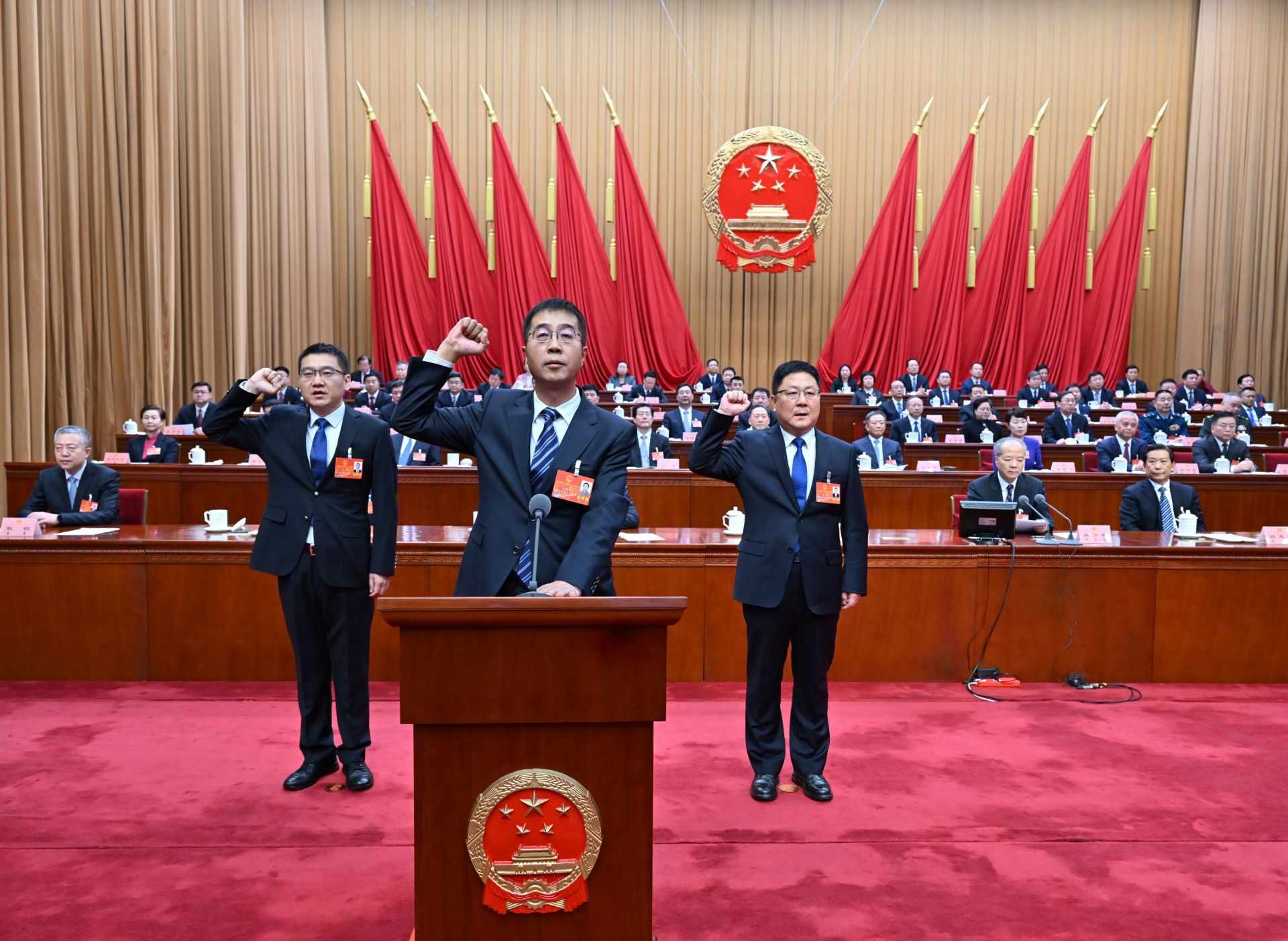 吃苦耐勞闖新路 一往無前進(jìn)中游——自治區(qū)十四屆人大二次會議剪影