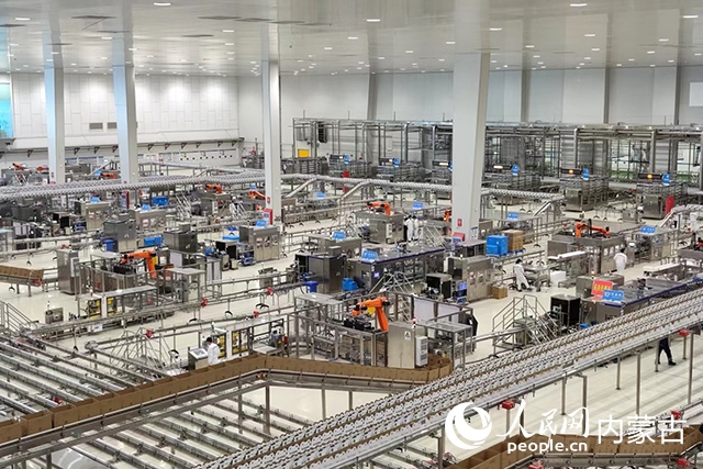 伊利健康谷液態(tài)奶生產(chǎn)基地。人民網(wǎng)記者 趙夢月攝