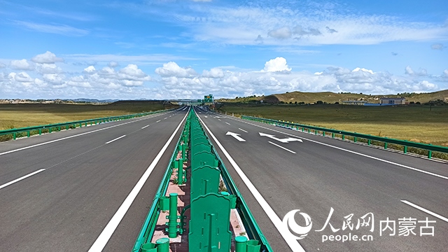 G1611經(jīng)棚至烏蘭布統(tǒng)高速公路項目。人民網(wǎng)記者 趙夢月攝