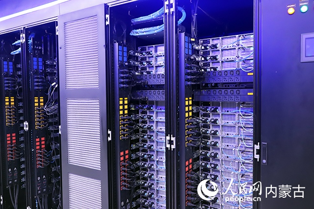 內(nèi)蒙古高性能計算公共服務平臺機房。人民網(wǎng)記者 苗陽攝