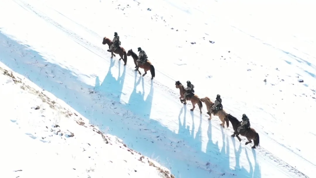 迎著朝陽(yáng)在邊防線上巡邏的執(zhí)勤官兵。賴志強(qiáng) 攝.webp.jpg