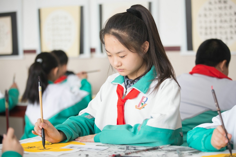 北重一小，學(xué)生正在書(shū)寫毛筆字 (2).jpg
