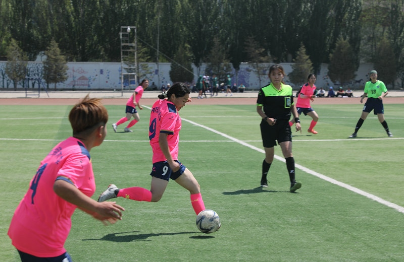 3.大學生足球聯(lián)賽本科組比賽現(xiàn)場，內蒙古民族大學（粉色）對陣呼和浩特民族學院.JPG