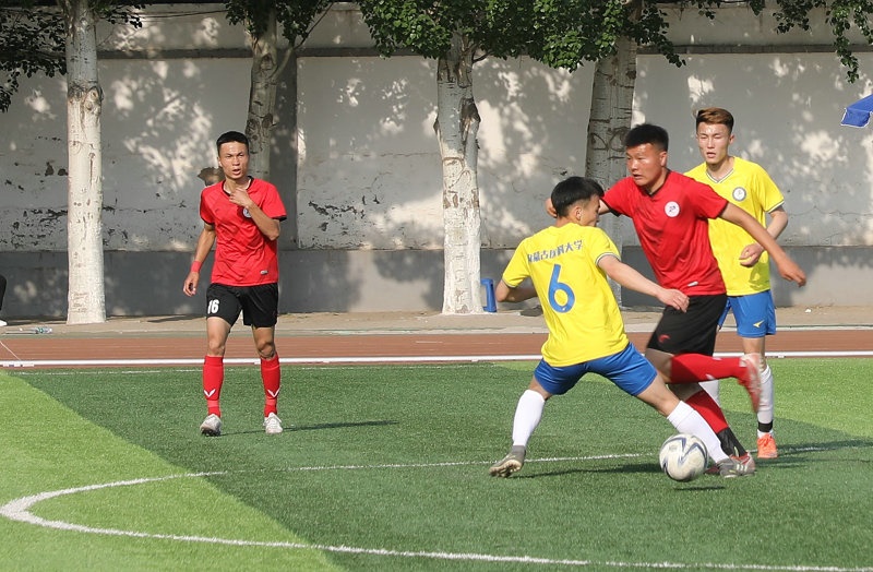 2.大學生足球聯(lián)賽本科組比賽現(xiàn)場，內蒙古工業(yè)大學（紅色）對陣內蒙古醫(yī)科大學.jpg