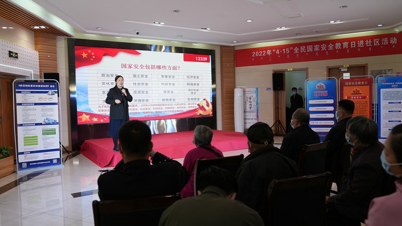 線下聯(lián)合各國(guó)家安全委員單位同步開(kāi)展“國(guó)家安全進(jìn)社區(qū)”活動(dòng)，現(xiàn)場(chǎng)通過(guò)以國(guó)家安全知識(shí)問(wèn)答為主線，穿插烏蘭牧騎演出、國(guó)家安全宣講、發(fā)放國(guó)家安全法律法規(guī)讀本等形式，圍繞什么是國(guó)家安全、國(guó)家安全包含哪些內(nèi)容、如何維護(hù)國(guó)家安全等方面，為社區(qū)老百姓開(kāi)展宣傳宣講，同時(shí)作為現(xiàn)場(chǎng)“進(jìn)社區(qū)”活動(dòng)與線上直播活動(dòng)連線，把現(xiàn)場(chǎng)熱烈氣氛帶到網(wǎng)絡(luò)，與大家共同分享。 (4)_副本.jpg