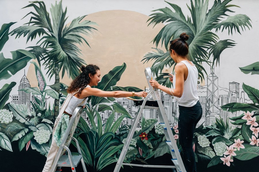 05. 藝術(shù)家梅慧欣、連佩汶與她們創(chuàng)作的壁畫作品.jpg