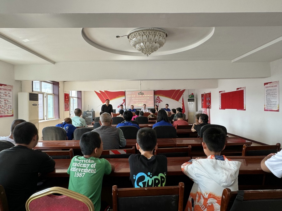 1720684767262278.jpg 為村民講解中醫(yī)藥知識.jpg