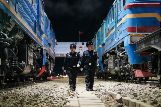 1767509796136858.png 20260104移民管理警察正在對夜間出境列車進(jìn)行查驗(yàn)1.png
