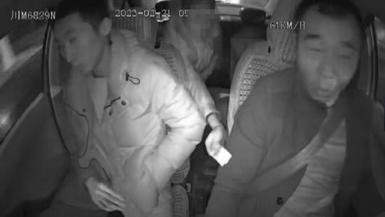 凌晨女子打車到江邊，并掏出百元大鈔給司機稱不用找了。資陽公安供圖