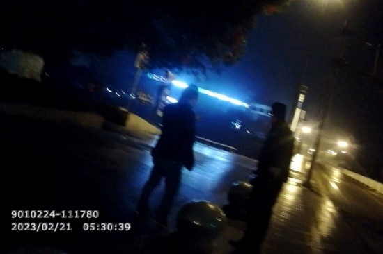 報警人唐師傅向民警講述情況 。資陽公安供圖