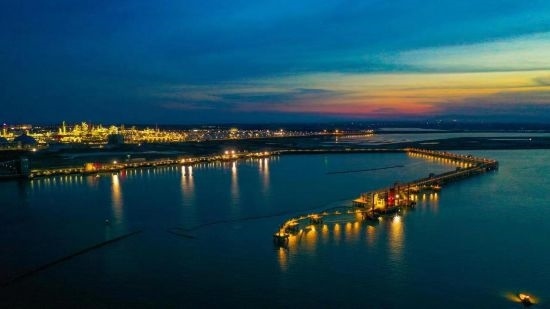 圖為中科煉化自建港口碼頭，30萬(wàn)噸級(jí)原油泊位