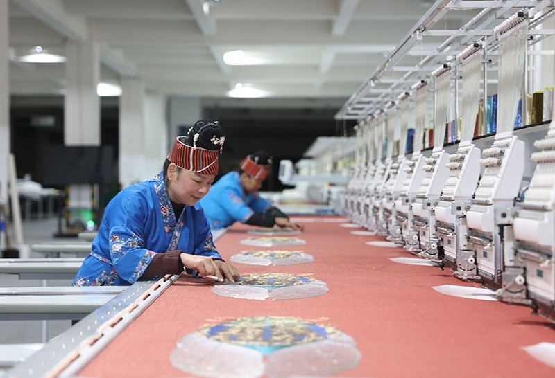 2023年2月13日，貴州省黔東南苗族侗族自治州施秉縣工業(yè)園區(qū)，工人在機繡車間作業(yè)。