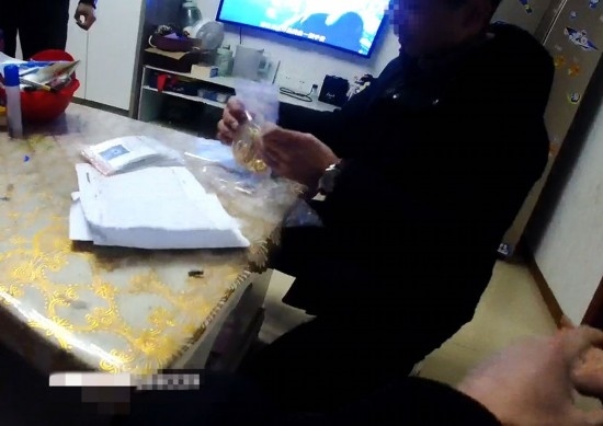 失主對照清單清點黃金等貴重物品。資陽市公安供圖