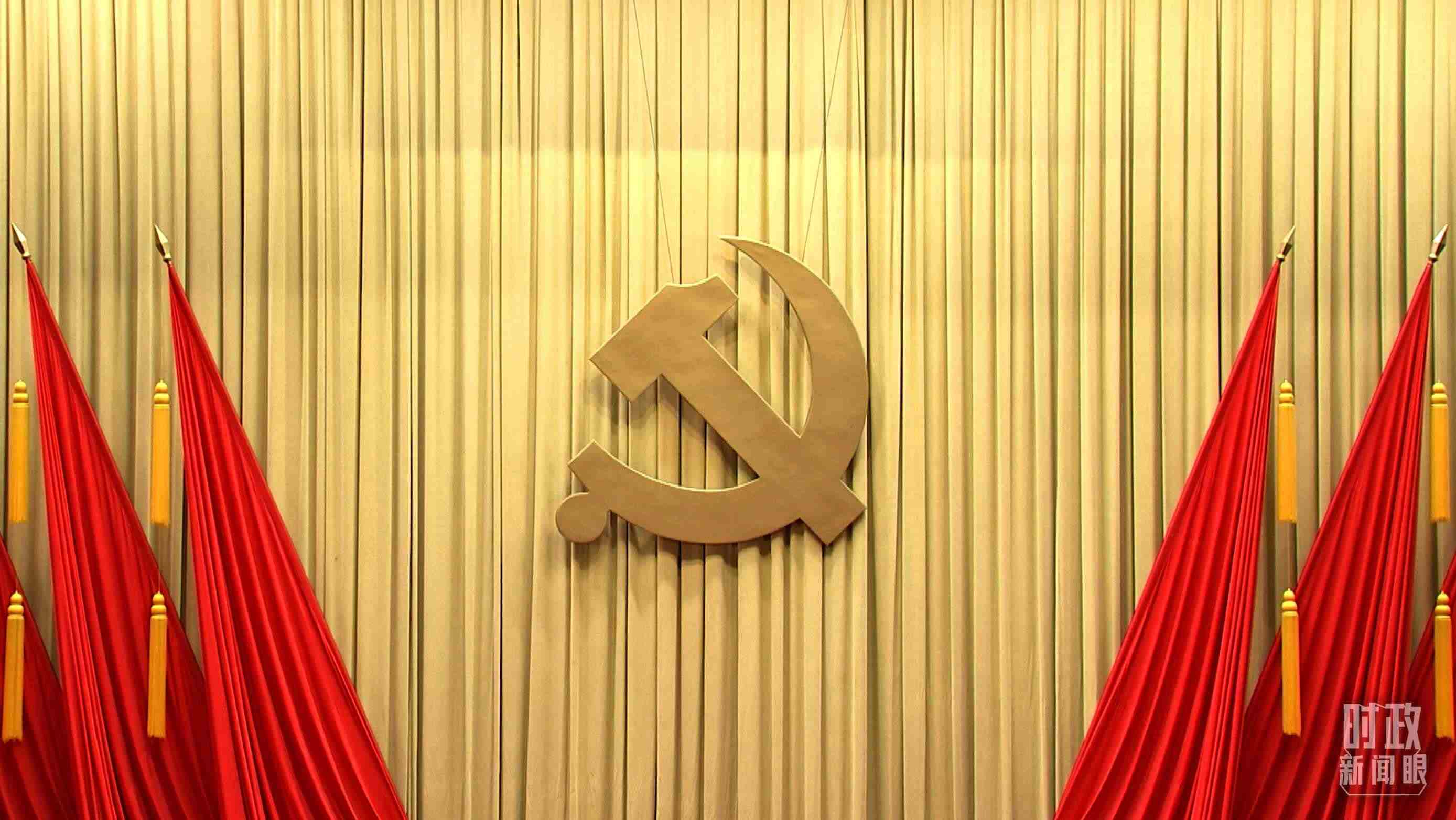 △會場上莊嚴的黨徽。（總臺央視記者郭鴻拍攝）