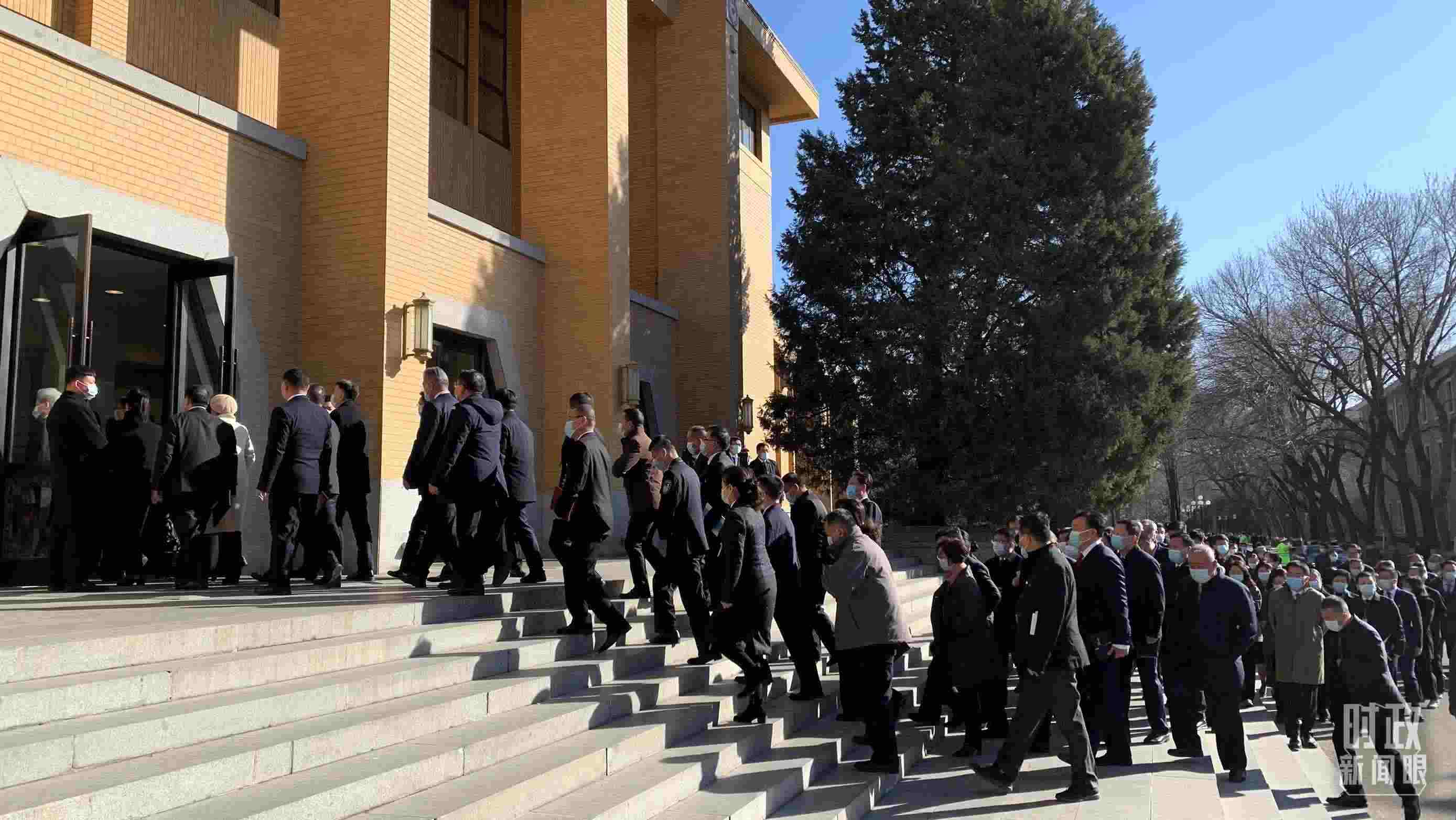 △參加這次慶祝大會暨開學(xué)典禮的與會人員正在步入會場。（總臺央視記者段德文拍攝）