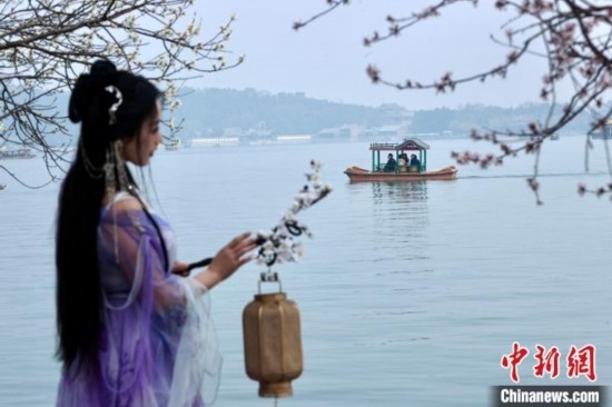 圖為游客在昆明湖畔游玩。<a target='_blank' data-cke-saved-href='/' href='/'><p align=