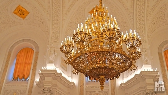 △喬治大廳內(nèi)燈光璀璨。（總臺(tái)國廣記者李晉拍攝）