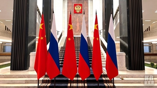 △習(xí)主席在這里同米舒斯京總理握手合影。（總臺(tái)央視記者程鋮拍攝）