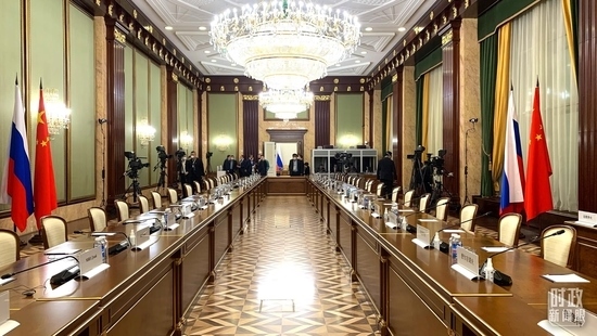 △俄羅斯聯(lián)邦政府大廈內(nèi)，習(xí)主席在這里會(huì)見俄羅斯總理米舒斯京。（總臺(tái)央視記者段德文拍攝）