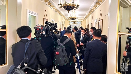  △等待進(jìn)入會(huì)場(chǎng)的新聞?dòng)浾邤D滿走廊。（總臺(tái)央視記者程鋮拍攝）