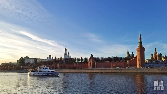 △坐落在莫斯科河畔的克里姆林宮。（總臺(tái)央視記者郭鴻拍攝）