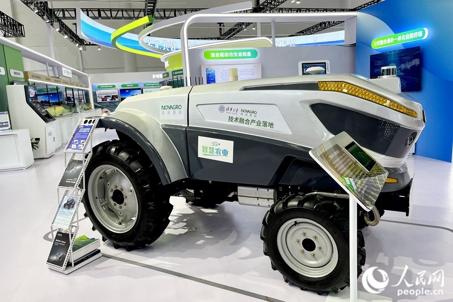 通過手機，就能指揮新能源無人駕駛拖拉機在田里作業(yè)。人民網(wǎng) 錢嘉禾攝