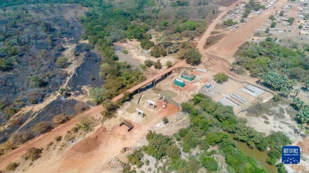 這是1月12日在科特迪瓦西北部奧迭內(nèi)省拍攝的北部公路項(xiàng)目施工現(xiàn)場(chǎng)（無人機(jī)照片）。新華社發(fā)（中國(guó)港灣工程有限責(zé)任公司供圖）