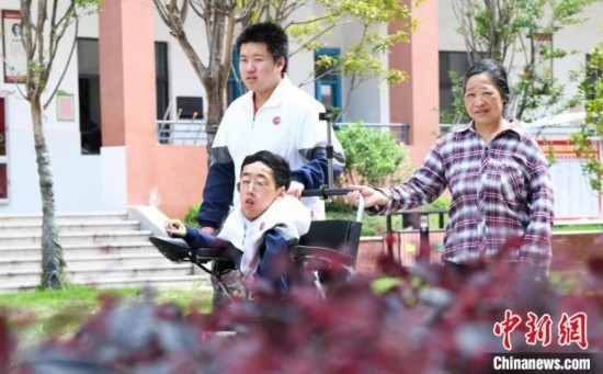 碰上天氣好，朱金祥就會(huì)利用休息時(shí)間，和鐘華強(qiáng)母親將其推出來(lái)賞賞花，曬曬太陽(yáng)，呼吸一下外面的新鮮空氣。 卓忠偉 攝