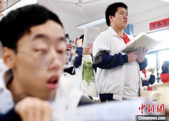 朱金祥(右)和鐘華強(qiáng)(左)正在加緊復(fù)習(xí)迎接高考。 卓忠偉 攝