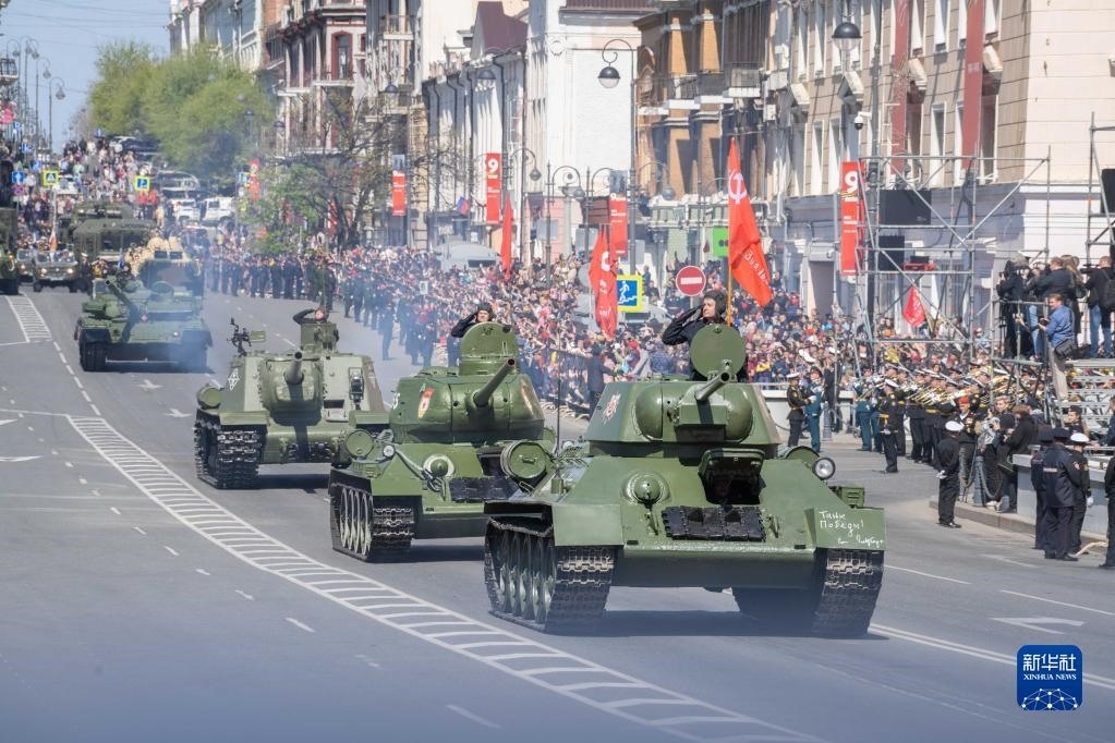 5月9日，在俄羅斯符拉迪沃斯托克市，坦克編隊(duì)參加閱兵式。新華社發(fā)（郭飛洲攝）
