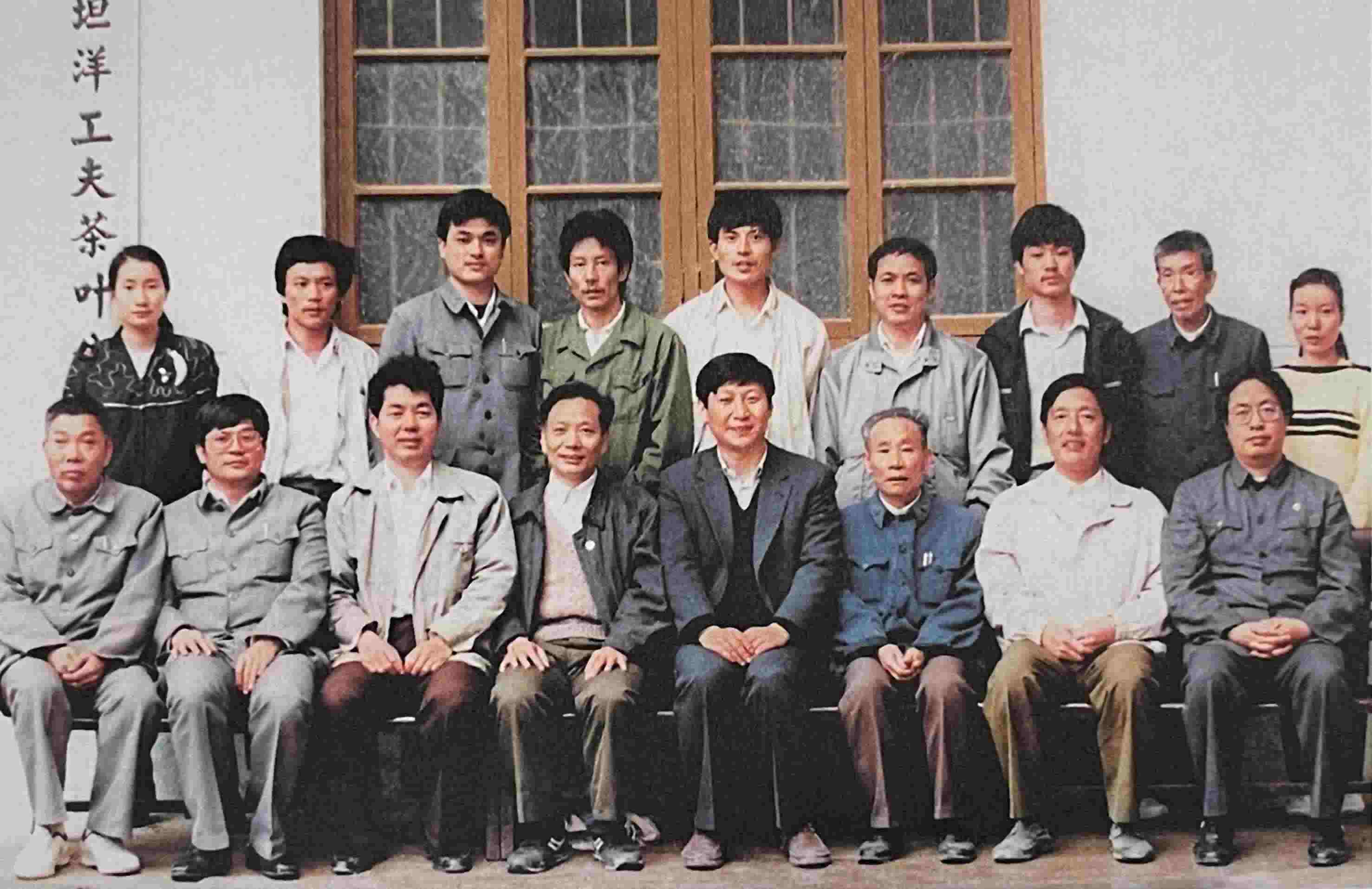 1990年5月，剛調(diào)任福州市委書記的習(xí)近平到寧德交接工作時(shí)，調(diào)研福安市社口鄉(xiāng)坦洋工夫茶葉公司。