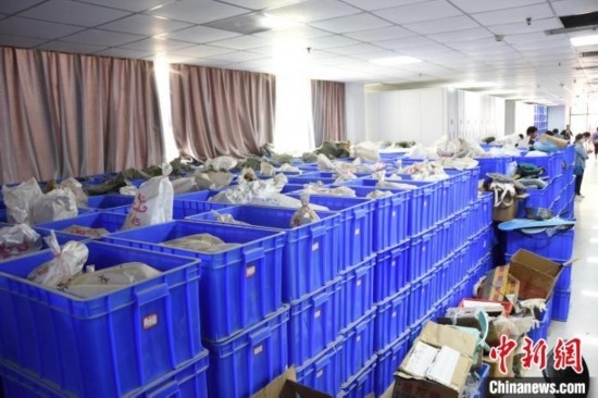 圖為待清理的骨骼標(biāo)本。王宇 攝