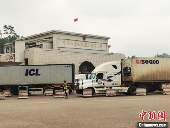 近日，位于中越邊境廣西憑祥市的友誼關(guān)口岸車水馬龍，裝載著東盟水果的跨境車輛來往不斷。黃艷梅 攝