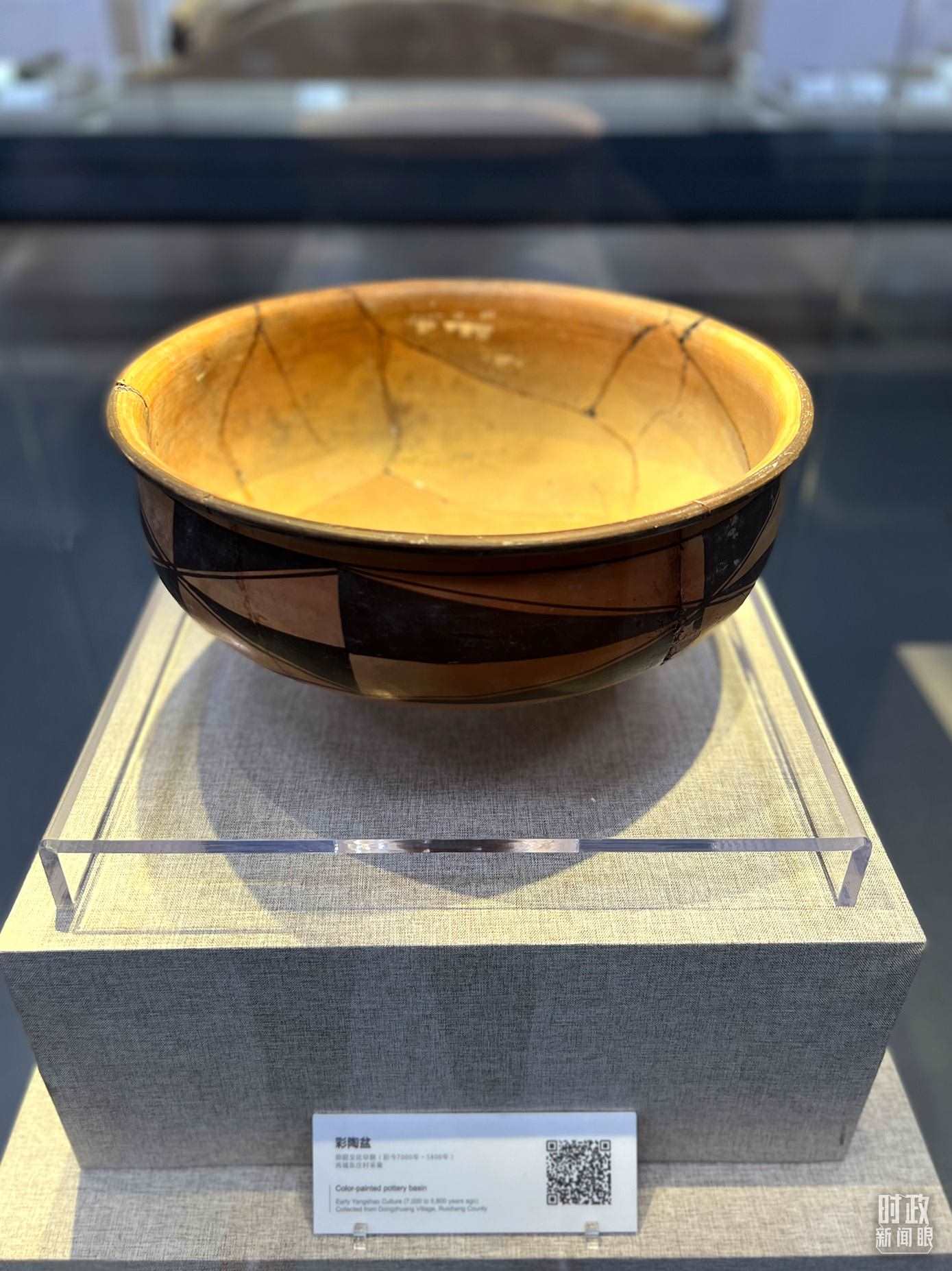 △運(yùn)城博物館內(nèi)展出的仰韶文化早期的彩陶盆。（總臺(tái)央視記者邢彬拍攝）