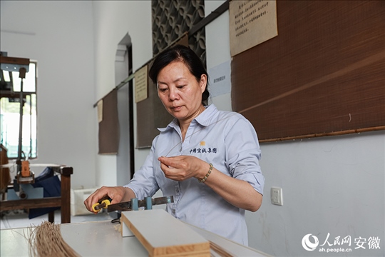 撈紙需要兩位師傅默契配合。人民網(wǎng)記者 張俊攝