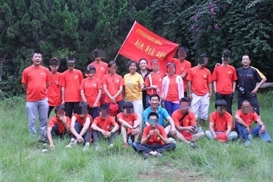 項(xiàng)目辦開(kāi)展活動(dòng)合影，喬海云（后排中，黑衣）和張?jiān)氯纾ê笈庞乙唬? referrerpolicy=