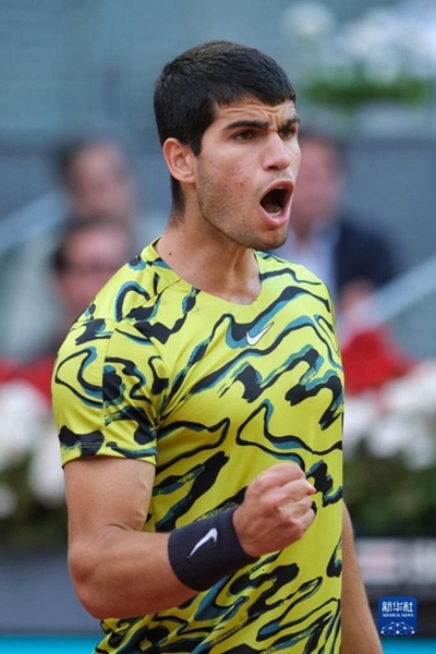5月7日，阿爾卡拉斯在比賽中慶祝得分。當(dāng)日，在西班牙馬德里網(wǎng)球公開(kāi)賽男單決賽中，西班牙選手阿爾卡拉斯以2比1戰(zhàn)勝德國(guó)選手施特魯夫，奪得冠軍。新華社記者 孟鼎博 攝